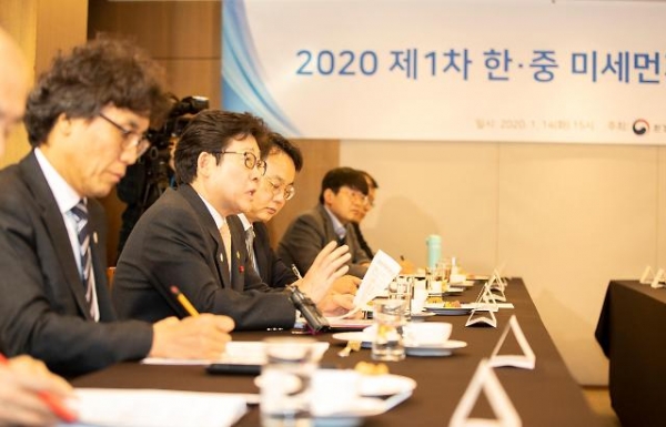 조명래 환경부장관이 14일 오후 서울 중구 한국프레스센터에서 ‘2020 제1차 한·중 미세먼지 전문가회의’를 주재하고 있다.[사진제공=환경부]