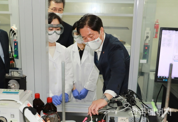 알키미스트_성윤모 장관이 슈퍼 태양전지를 연구하고 있는 서울대 공대를 방문했다.
