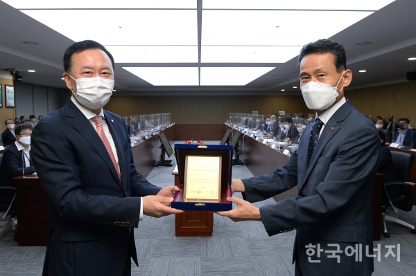 왼쪽부터 한국전력기술 김성암 사장, 고재일 인재개발원장
